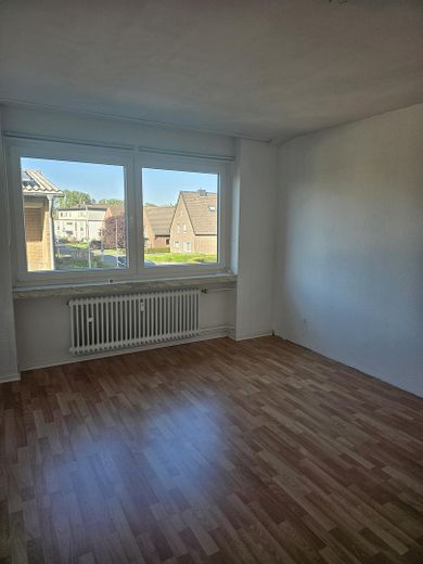 Freundliche 2,5-Zimmer-Wohnung mit Balkon – Schlafzimmer