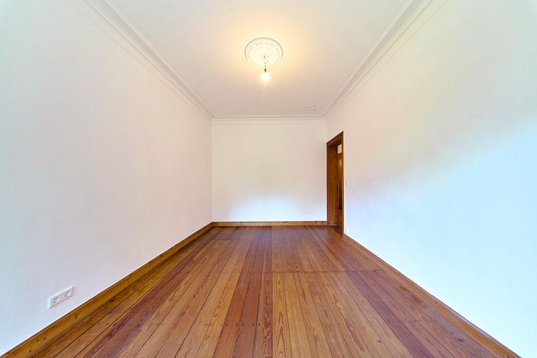 Gepflegte Altbauwohnung in Hamburg-Eimsbüttel – frisch renoviert, provisionsfrei – Wohnzimmer