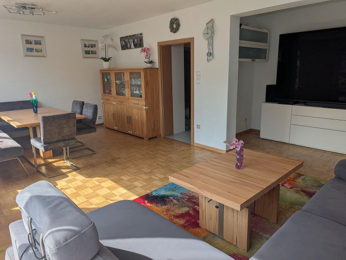 Modernisiertes Reihenhaus in Hiesfeld – nahe Rotbachsee, Garten, Garage & neues Dach aus 2023 – Wohnzimmer - Ansicht 1