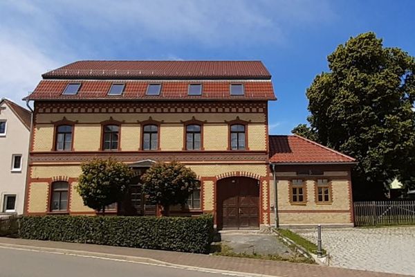 Schönes Mehrfamilienhaus-Sanierungsobjekt mit Garten, Brunnen, Stellplätzen