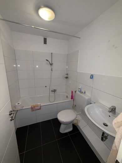 Balkonlu ve iyi ulaşım bağlantılarına sahip 2 odalı daire (63m²) – Badezimmer