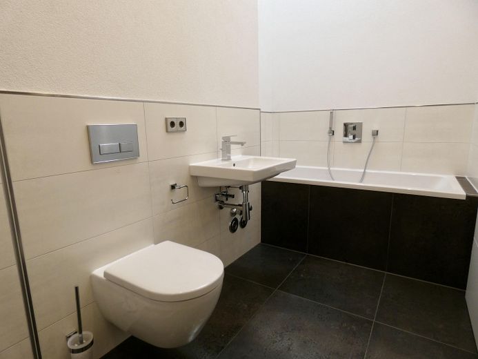 Hochwertige 3-Raum-Dachgeschosswohnung mit großer Dachterrasse in ruhiger Top-Lage – Badezimmer