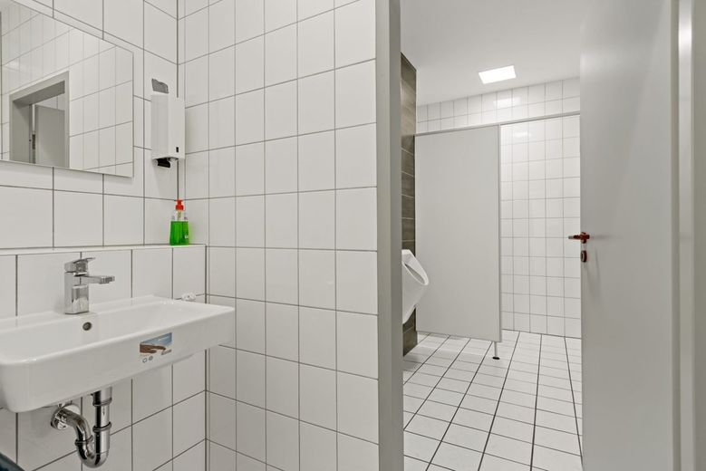 Amplia superficie de oficinas y comercial en Merseburg - ¡aprox. 834 m² divisible en alquiler! – WC Herren EG