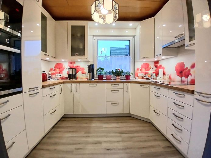 inklusive hochwertiger EBK