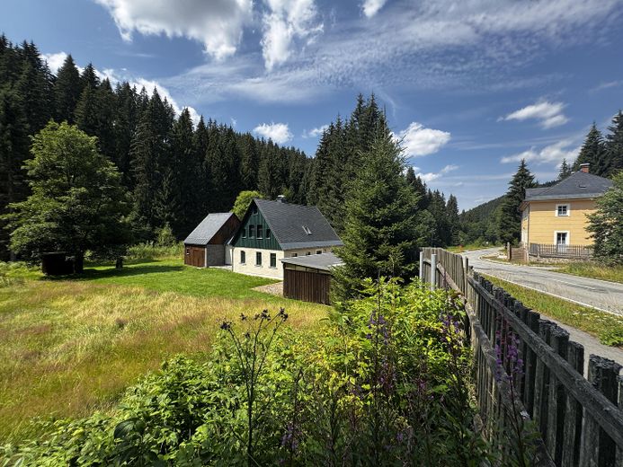 Historisches Forsthaus am Kamm im Erzgebirge – Blick zur Immobilie