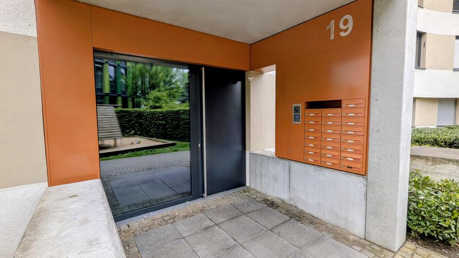 Moderne 2-Zimmer-Gartenwohnung in Rheinnähe – Barrierefreies Wohnen in Köln-Bayenthal – Hauseingang, mit Video