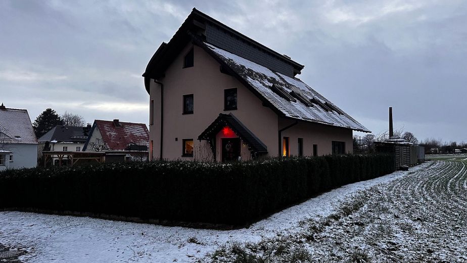 Straordinaria casa unifamiliare moderna con doppio garage – Front im Winter