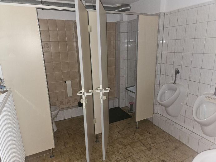 Gastätte in Fußgängerzone Oldenburg in Holstein – Herrentoilette