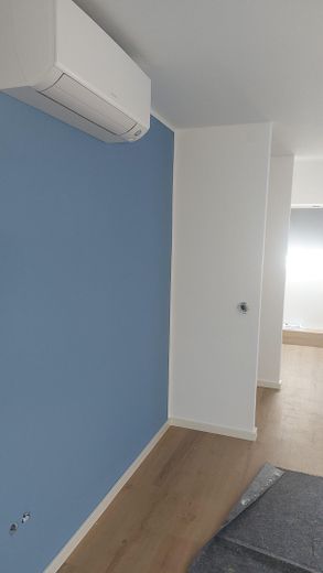 Frisch sanierte Dachgeschosswohnung mit Garage, PV-Strom & Klimaanlage – max. 6 Monate – Klima Wohnzimmer