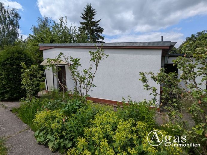 Sonniges Baugrundstück mit Ferienhaus und Garage - direkte Waldrandlage in Melchow – Ansicht