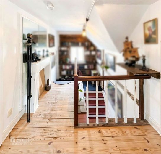 11 Zimmer, großer Garten und viel Potenzial - Haus mit Charakter – Flur Obergeschoss