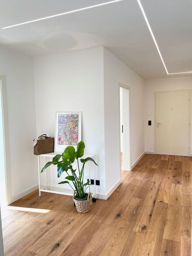 FIRST OCCUPANCY: Renovated dream home with 9th floor long-distance view & balcony - move in & feel at home – Flur