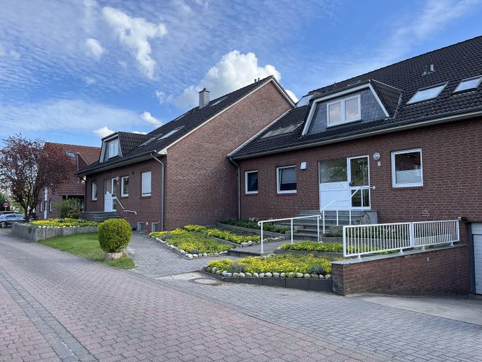 Appartement modernisé de 4 pièces avec terrasse orientée sud, place de parking en garage souterrain et liaison en tramway vers HB – Aussenansicht Gesamt