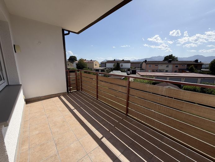 Mooie, ruime 3-kamerwoning 90m² met zuidwestbalkon en droomuitzicht in Rosenheim-Pang – Balkon