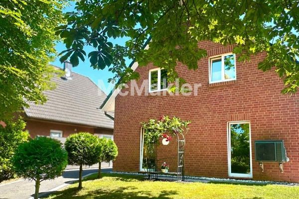 Modern family home beneath chestnut trees: garden idyll, carport, heat pump, photovoltaic system