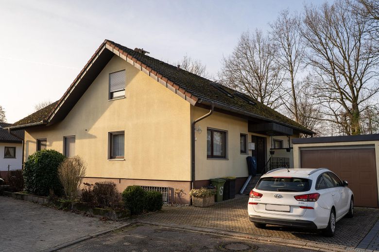 Ideales Haus für Familie mit 2–4 Kinder in sehr ruhiger Traumlage und viel Platz in Bühl-Weitenung – Außenansicht mit Garage