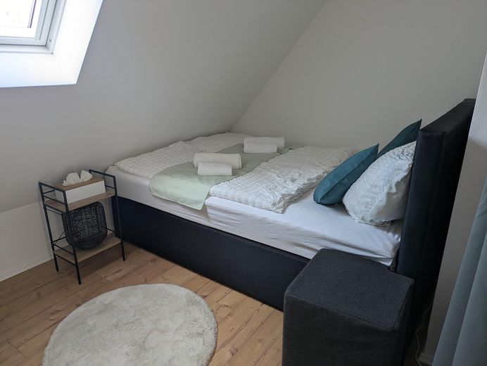 Attraktives, vollmöbliertes Apartment in Kaiserslautern-Hohenecken zu vermieten – Schlafzimmer