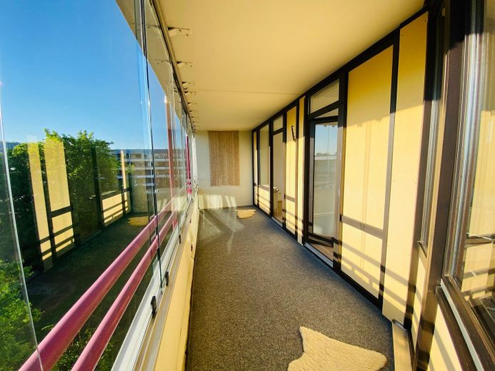 Helle 3-Zimmer-Wohnung mit Einbauküche & Aufzug & West-Loggia in München – Loggia