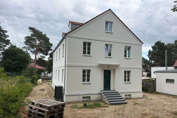 Erstbezug im Neubau – Hochparterre-Wohnung im Zweifamilienhaus mit Terrasse & großem Gartenanteil