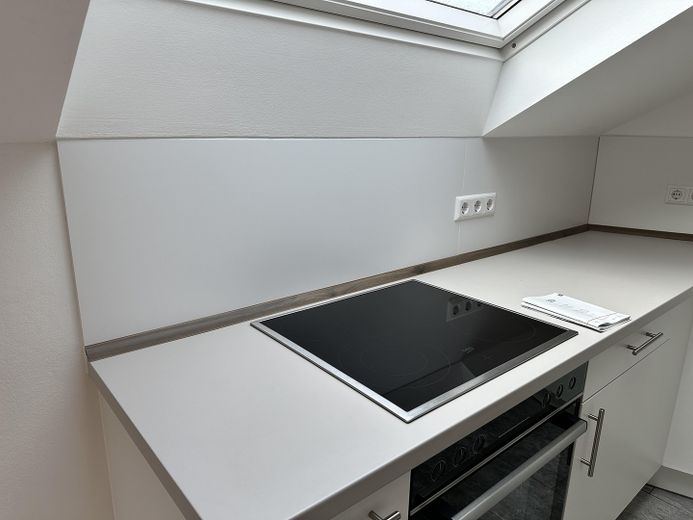 Bright 2-room attic apartment with fitted kitchen in a central location – Küche