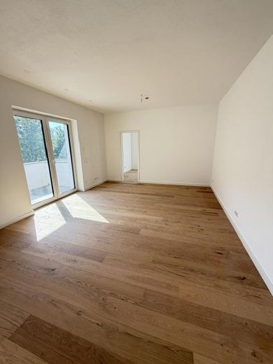 Erstbezug – Möblierte 2-Zimmer-Neubauwohnung im KfW-55-Effizienzhaus Metzingen – Original Bild Wohn/Essbereich