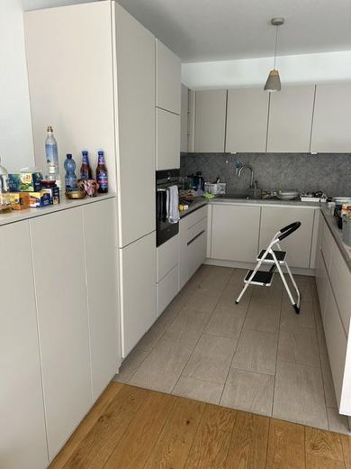 Wunderschöne Wohnung mit Garten in ruhiger Lage – Offene Küche mit viel Stauraum