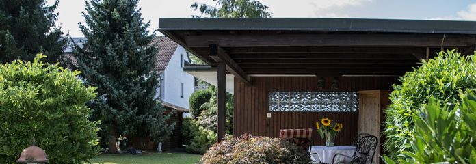 Holz und Naturstein - Ein Zuhause mit Charakter – Garten mit Freisitz