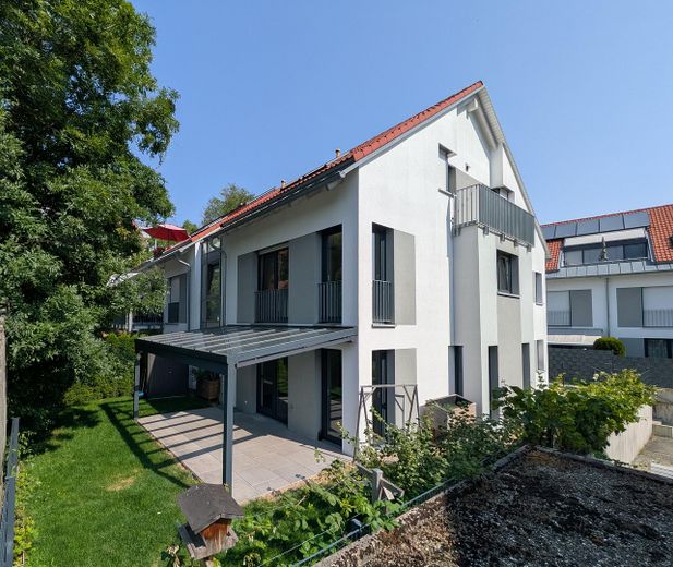 Bahçeli ve güneybatı teraslı şık maisonette daire – kendi evinizde yaşıyormuş gibi – Ansicht Garten