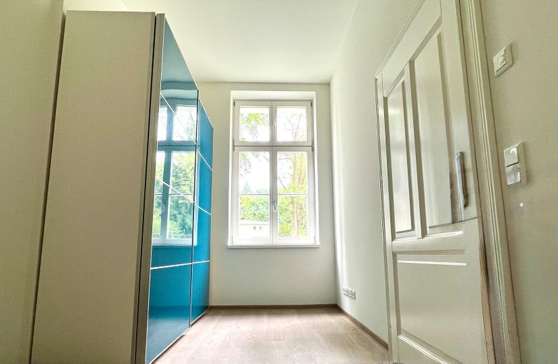 smart single apartment with modern fitted kitchen, ready to move in, right by the Landeskrone, separate parking space available – Schlafraum incl. Kleiderschran