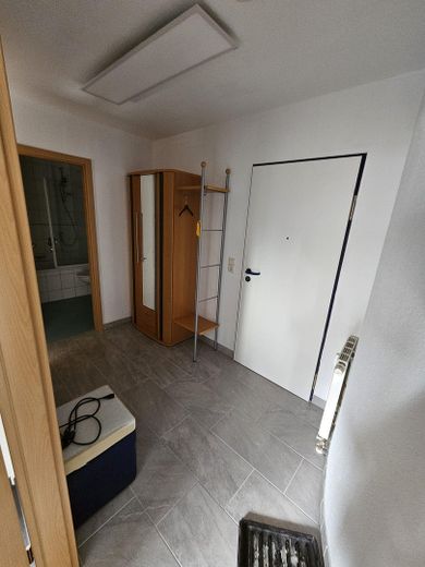 Attraktive 2-Zimmer-Wohnung mit Balkon & TG-Stellplatz in Bildechingen – Flur1