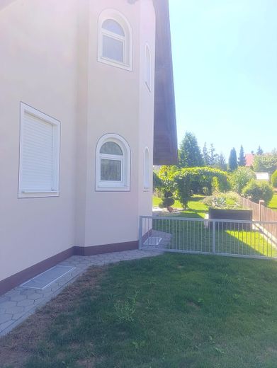 Zweifamilienhaus mit 302 m² Wohnfläche in Wildenberg – Haus und Garten