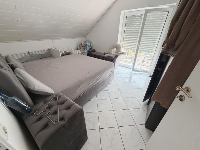 Appartement-galerie de 3 pièces avec deux loggias, balcon et vue dégagée sur Höchst. – Schlafzimmer