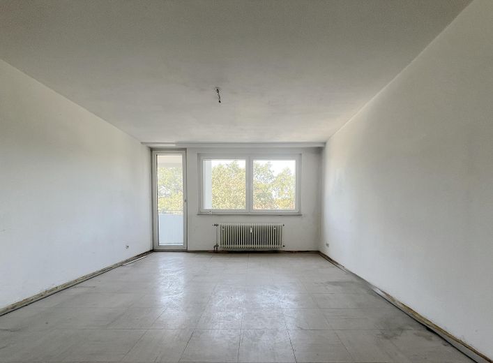 Bezugsfreie 3-Zimmer-Wohnung mit Balkon & Aufzug | Provisionsfrei | Sofort verfügbar – Wohnzimmer