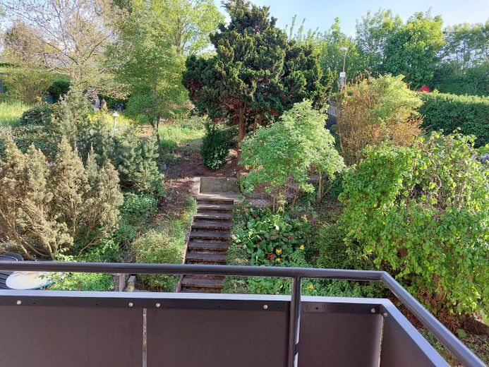 Familienfreundliches Reihenhaus mit schönem Garten – Blick vom Balkon in den Garten