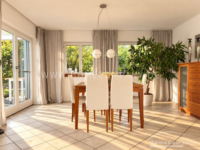 Voll möbliertes 6-Zimmer-Haus mit schönem Garten – 4dbebaee48a47c3af6b35f539be15438170ab5f7.jpg