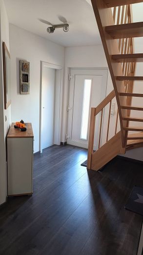 Provisionsfreies Einfamilienhaus (Baujahr 2024) mit PV-Anlage – Option auf 1,87% Kreditübernahme – Flur im Erdgeschoss