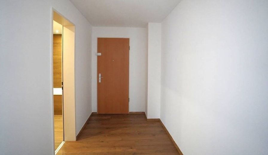 Zweitbezug! Große 3-Zimmer mit Tiefgarage, EBK, Balkon und Wanne am See! – Flur