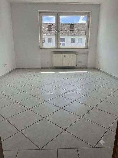 Libero e appena ristrutturato, 3 locali con balcone esposto a sud, posto auto e cantina a Bünde – Elternschlafzimmer