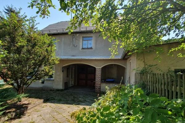 Zauberhaftes Grundstück mit Einfamilienhaus zu verkaufen.