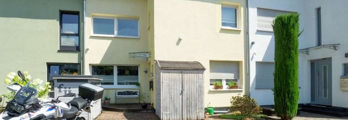 Ampia casa familiare con bagno moderno, giardino idilliaco e tre posti auto