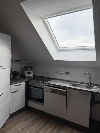 Lichtdurchflutete Dachgeschosswohnung mit Balkon und Aufzug – Einbauküche