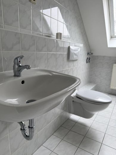 Schöne, zentral gelegene und helle DG-Wohnung – फोटो 5