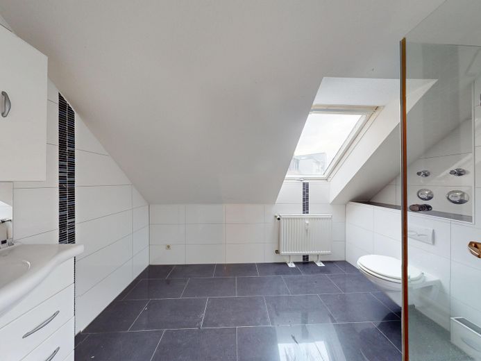 Provisionsfreie 5-Zimmer-Maisonette mit zwei Badezimmern und Balkon – Bad oben