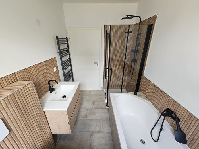 Stilvolle 2-Zimmer-Wohnung mit Regendusche, Badewanne & hochwertiger Ausstattung in Bernau – Bad mit Regendusche & Wanne