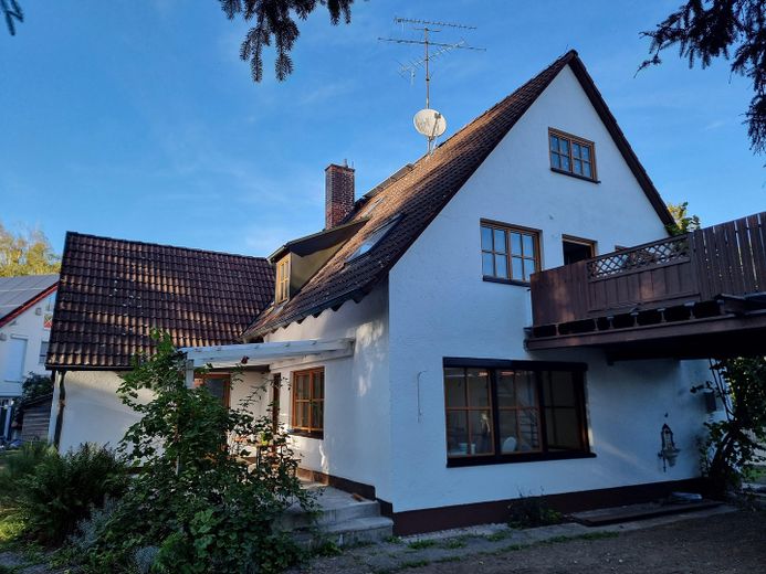 4-Room Apartment in Gröbenzell – First Occupancy After Complete Renovation – Außenansicht mit Balkon
