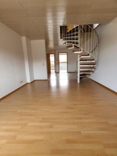 SOFORT BEZUGSFREI! Sehr geräumige lichtdurchflutete 4-Zi- Maisonette-Wohnung inkl. Balkon, Carport – Wohnzimmer