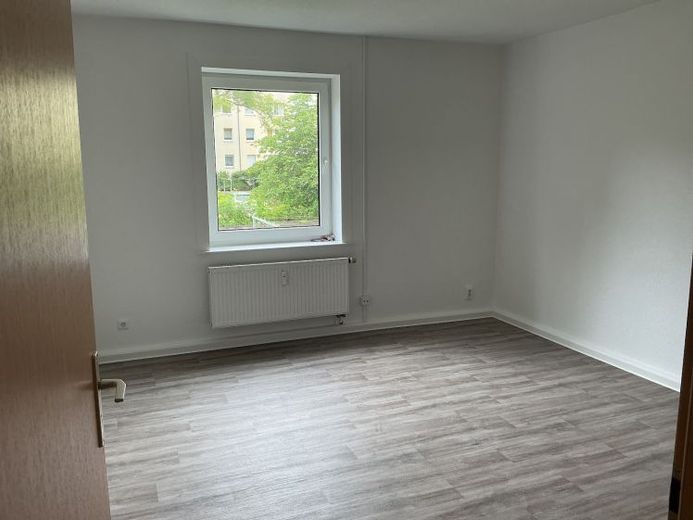 Frisch renovierte 2-Raum-Wohnung mit barrierearmem Duscheinstieg – Foto 1