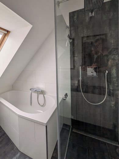 105m² klimatisierte Dachgeschosswohnung in Berlin-Friedenau – Bad