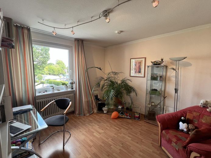 Bez prowizji - jasne mieszkanie na ostatnim piętrze z balkonem, w odległości spaceru od stacji AKN. – Zimmer