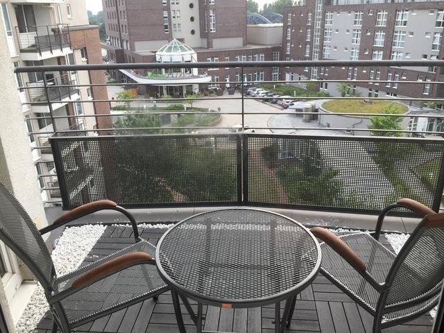 Loft an der Elbe mit Balkon und Blick auf den Elbtower, neben Hafencity – Balkon